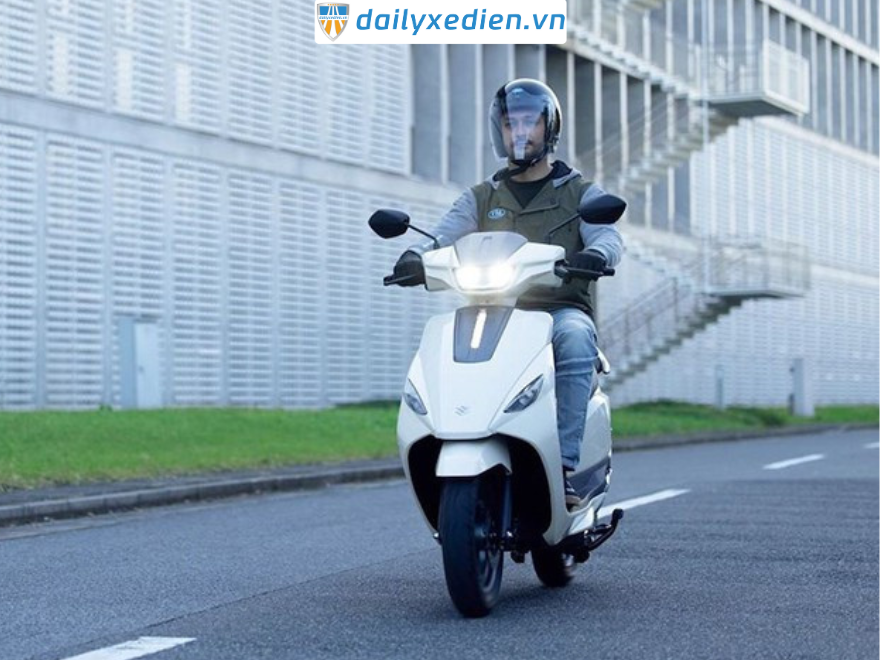 Suzuki gây sốt với mẫu xe máy điện mới giá chỉ 30 triệu