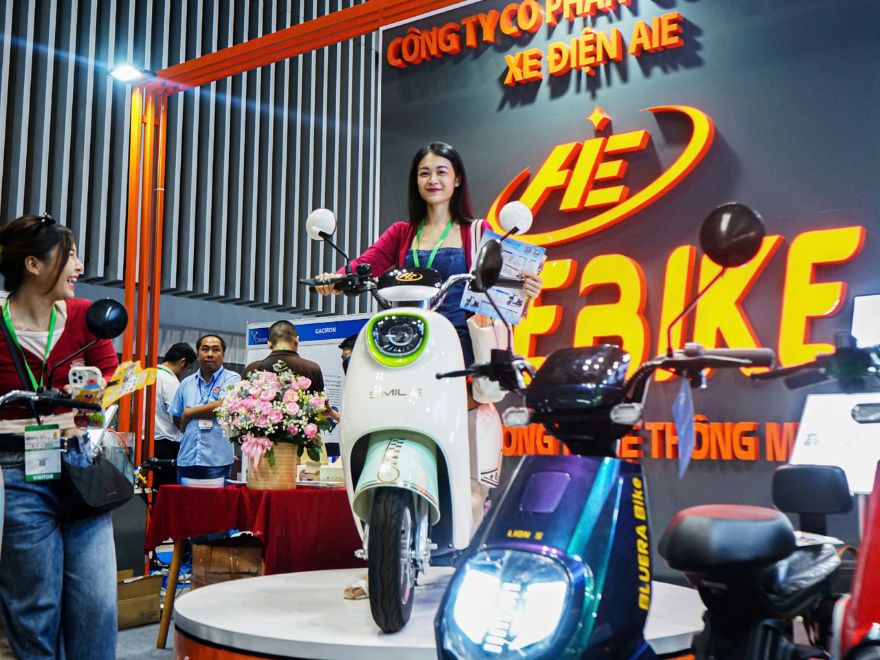 Khách hàng trải nghiệm xe đạp điện AIE Smile tại Vietnam Cycle 2024: “Êm ái, dễ lái, nhiều công nghệ”
